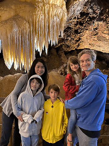 特拉维斯·霍夫斯泰特(A&2005年，他和家人在一个山洞里合影.