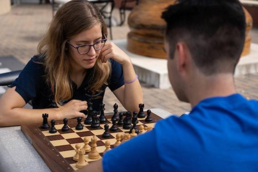 国际象棋队的成员在一场国际象棋比赛中决一死战