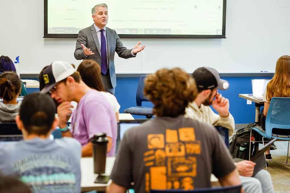 一位男教授在全班学生面前讲课
