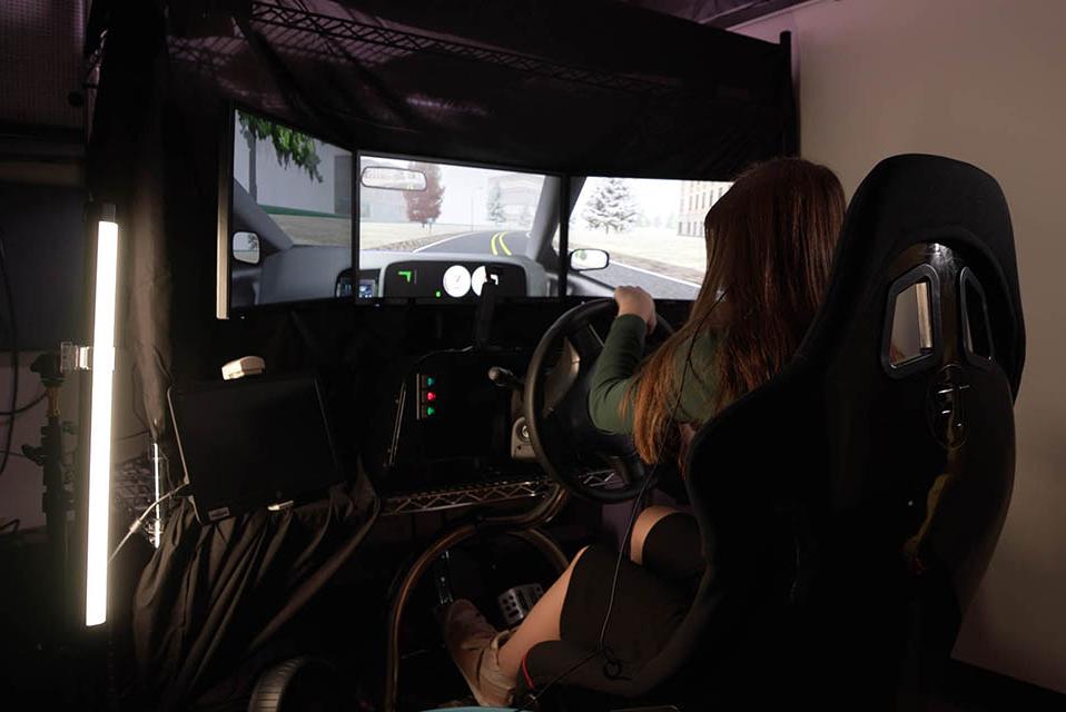 青少年参加驾驶模拟训练和评估.