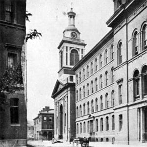 原来的St. 弗朗西斯·泽维尔学院教堂在19世纪70年代的原址位于第九街和卢卡斯大道的拐角处.