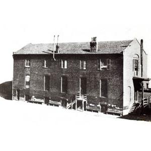 法律部门与一个公共教堂共用一栋34乘80英尺的建筑, 物理科学实验室, 演讲厅, 位于华盛顿大道第九街和第十街之间的艺术家工作室和博物馆. 直到系里的创始人去世，该系才关闭, Richard Aylett Buckner法官, in 1847.