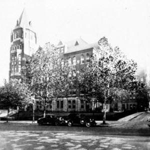 在1931年秋天, 在学校founded21年后, 商学院现在的所在地——戴维斯-肖内西大楼——正式开放. 这座建筑是为了纪念约瑟夫·戴维斯神父和捐赠者马丁·肖内西而命名的.