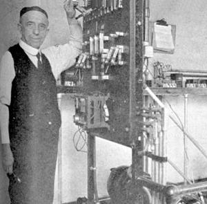 乔治·鲁普尔兄弟，S.J.在无线电发明的早期，他在他的发报站工作. (1947)