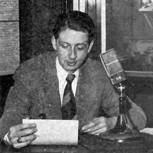 WEW电台播音员克里夫·兰科特在麦克风前. (1946)