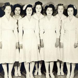 1928年左右，护士们穿着全套制服，戴着帽子
