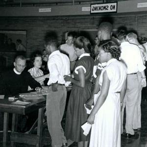 克劳德·海瑟斯神父，S.J.(坐着)会见博彩网址大全的新学生. (1944)