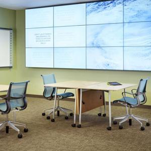 该中心的学习工作室是一个最先进的教学空间，以灵活的家具和一系列创新技术为特色.
