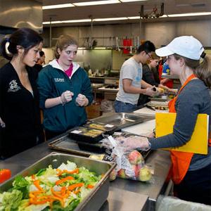 每个星期, 志愿者为大学周边地区的老年人和残疾人准备并提供数百份膳食.