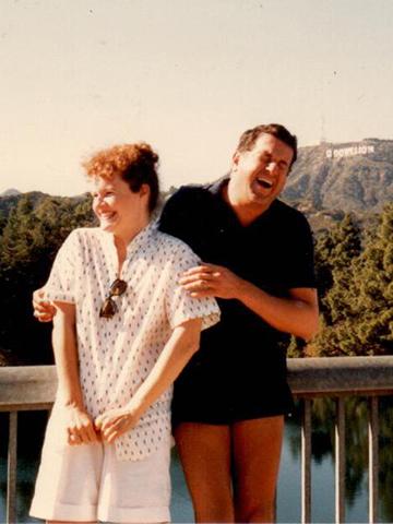 玛丽安·穆勒勒和丈夫汤姆·诺里斯，背景是好莱坞的标志